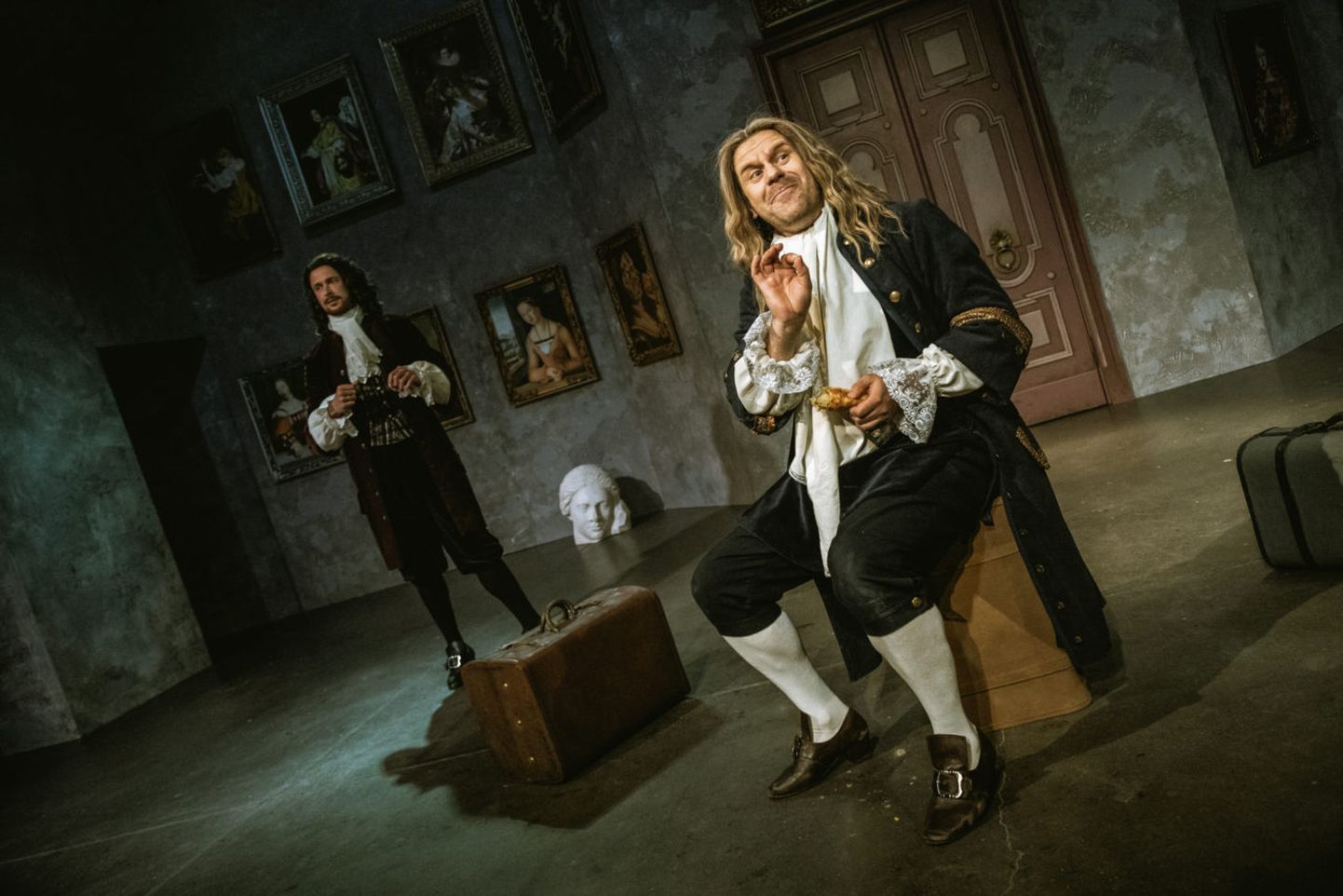 LUSTAKAS HÄRRA: Karol Kuntsel (paremal) pälvis parima meespeaosalise auhinna Arnolphe rolli eest Molière’i näitemängus "Naiste kool", mille Vanemuise teatris tõi lavale Priit Strandberg.