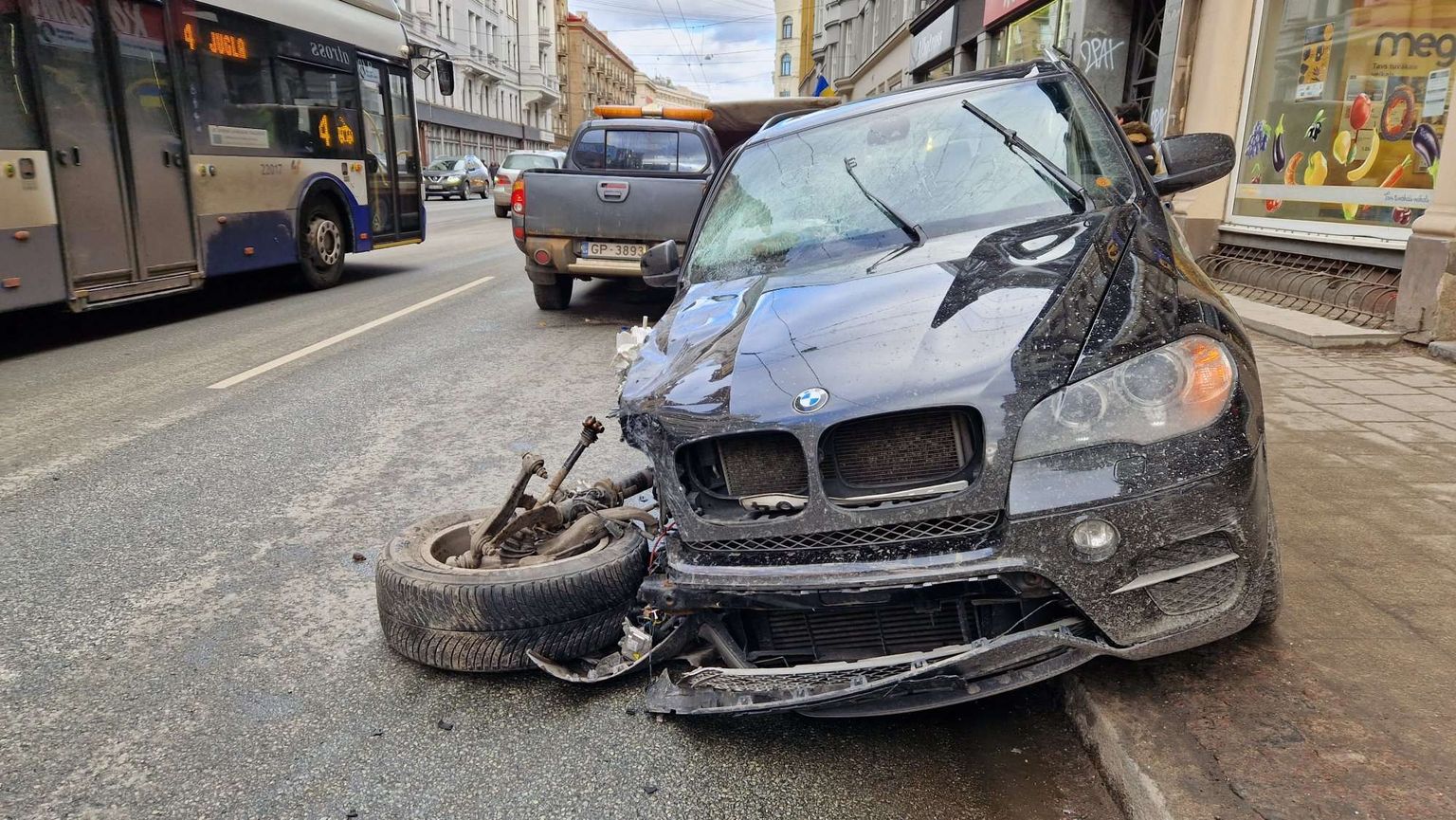 BMW spēkrats Rīgā dažu minūšu laikā saduras ar četrām automašīnām