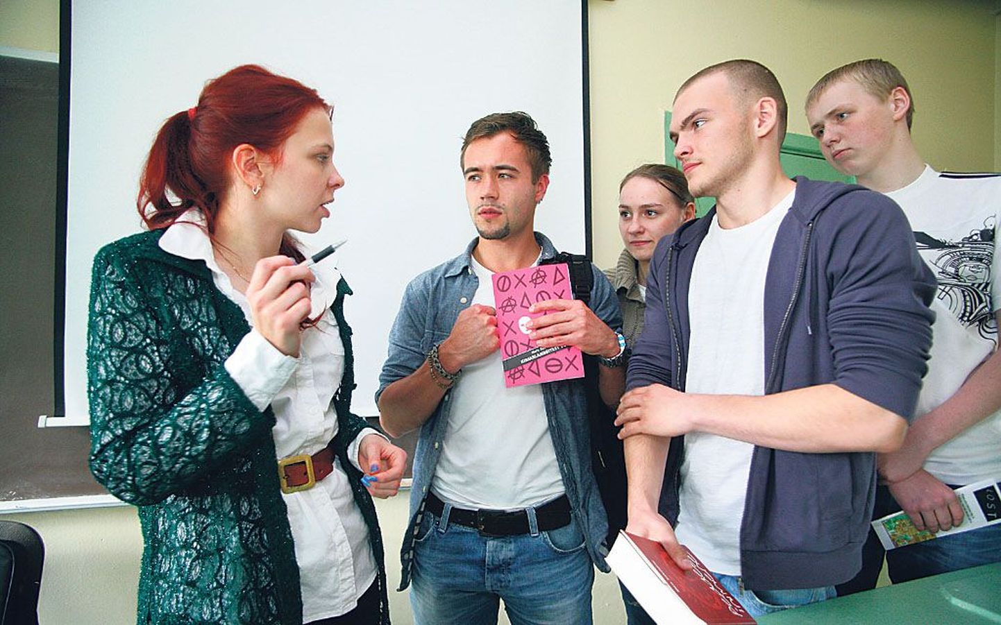 Mitme noorteraamatu autoril Mare Sabolotnyl (vasakul) tuli Pärnu Vene gümnaasiumis Vene ja Saksa noortega kohtudes oma uude raamatusse autogramme jagada.