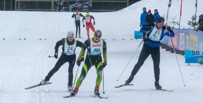 Kristina Šmigun-Vähi (vasakul nr 24) lõpuspurt Tartu teatemaratoni finišisirgel.