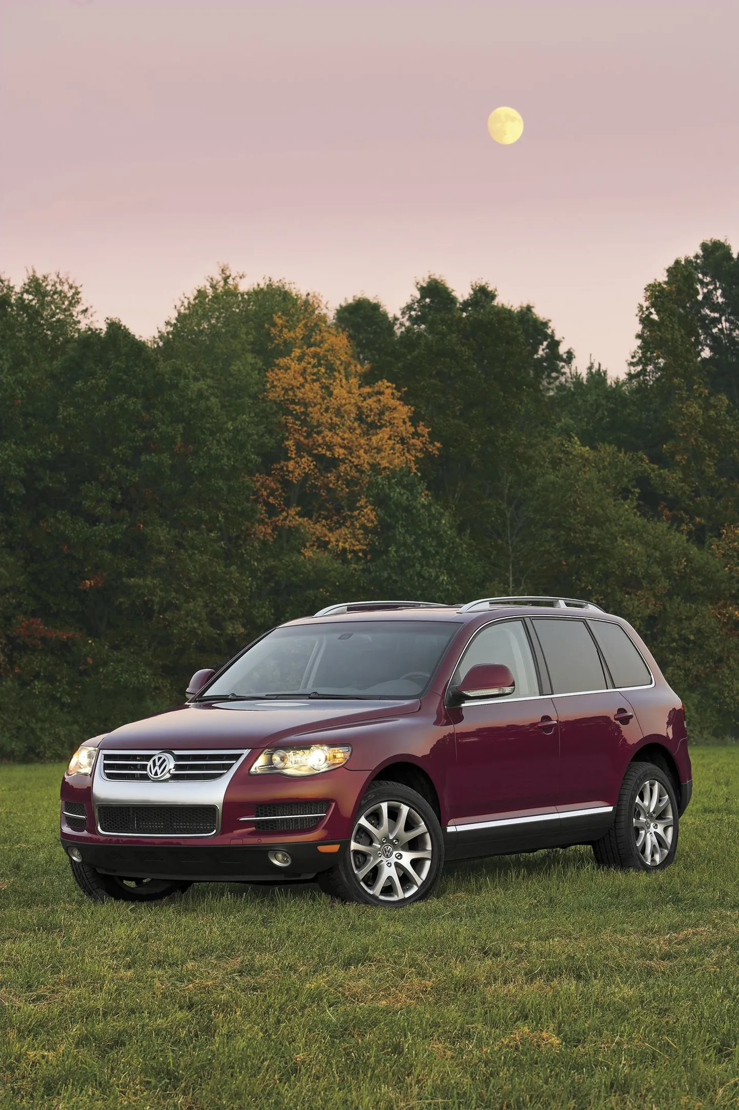 Volkswagen Touareg.Inglane jäi kodusohval istudes auto alla.