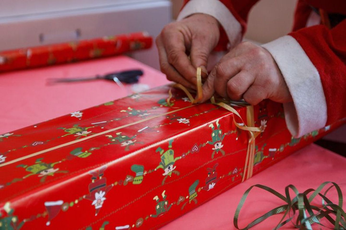 Mitu omavalitsust teeb töötajatele sümboolse jõulukingi.