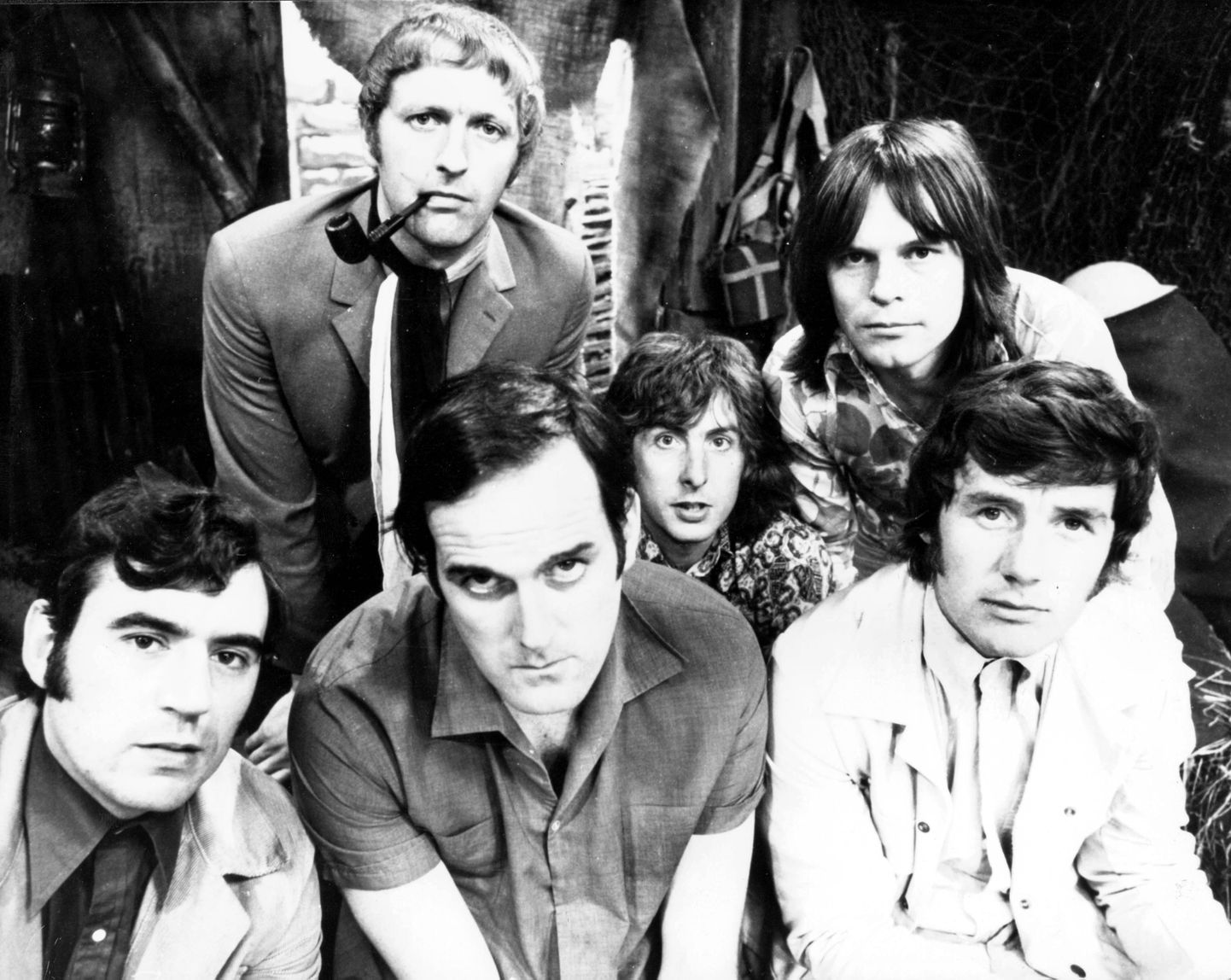 Monty Pythoni mehed Terry Jones, Graham Chapman, John Cleese, Eric Idle, Terry Gilliam ja Michael Palin.