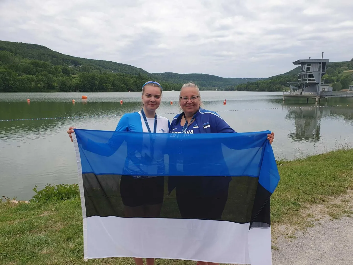 Eelmisel nädalavahetusel osales viljandlanna Gerli Endrekson (vasakul) Lõuna-Prantsusmaal Euroopa alla 19-aastaste noorte meistrivõistlustel ning sai tütarlaste ühepaadil kümnenda koha. Fotol on ta koos treener Ruth Vaariga.