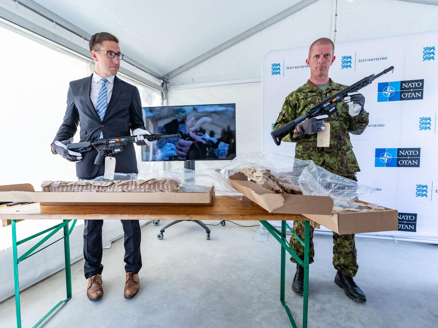 Riigi kaitseinvesteeringute keskuse juht Kusti Salm ja Eesti Kaitseväe juhataja Martin Herem suvel saabunud kaitseväe uute automaatidega R20 Rahe. Sellised relvad saab ka Kaitseliit.