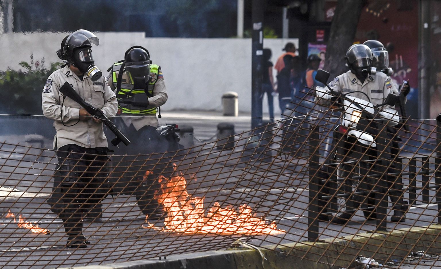 Märulipolitsei pealinnas Caracases, kus meeleavaldused pole samuti vaibunud.