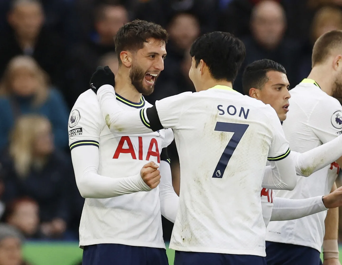 Tottenham Hotspuri poolkaitsja Rodrigo Bentancur (vasakul) tähistab väravat koos meeskonna kapteni Heung-min Soniga. Lõunakorealase kohta kodumaa telesaates öeldud repliik tõi Bentancurile seitsmemängulise võistluskeelu.