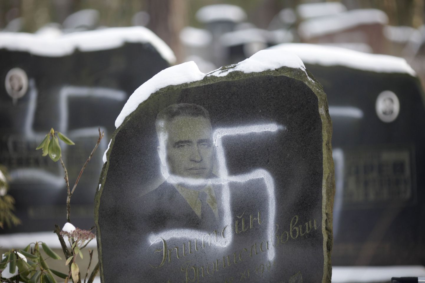 Mullu rüüstasid vandaalid Riias asuvat uut juudi kalmistut.