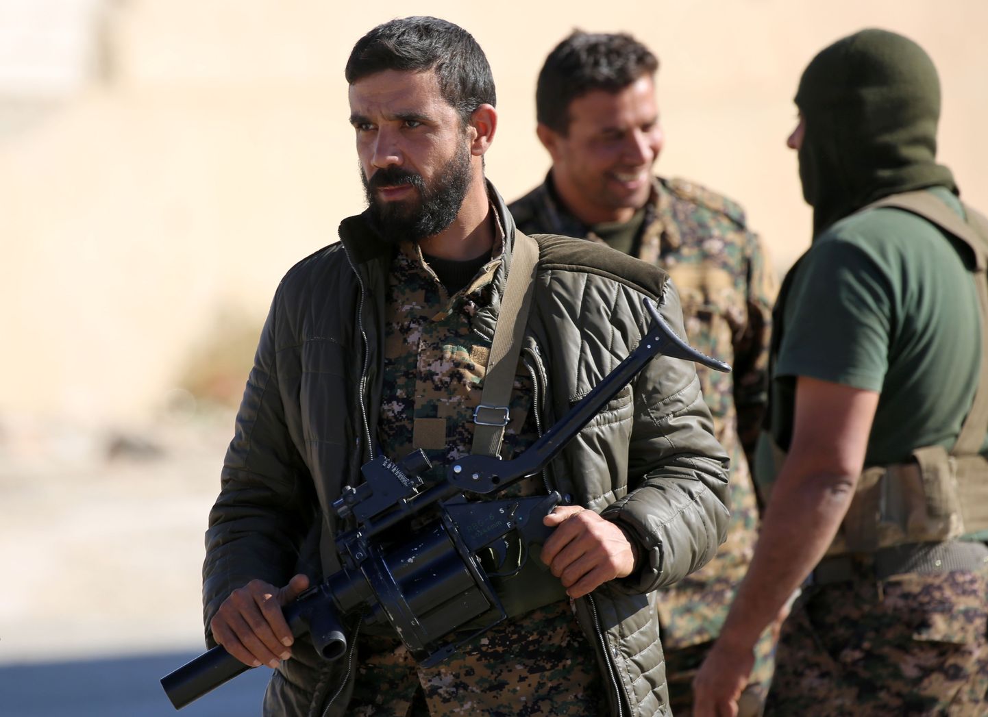 Bashar al-Assadi režiimi vastase Süüria Demokraatlike Jõudude (SDF) võitleja Balkani päritolu RBG-6 granaadiheitjaga.