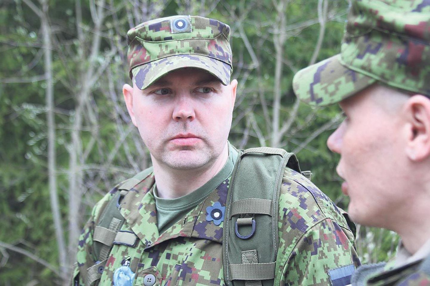 Kaitseliidu Pärnumaa maleva pealikku kolonelleitnant Tõnu Miili (vasakul) intervjueeris Kikepera metsade vahel kaitseliitlasest ajakirjanik Asso Puidet.