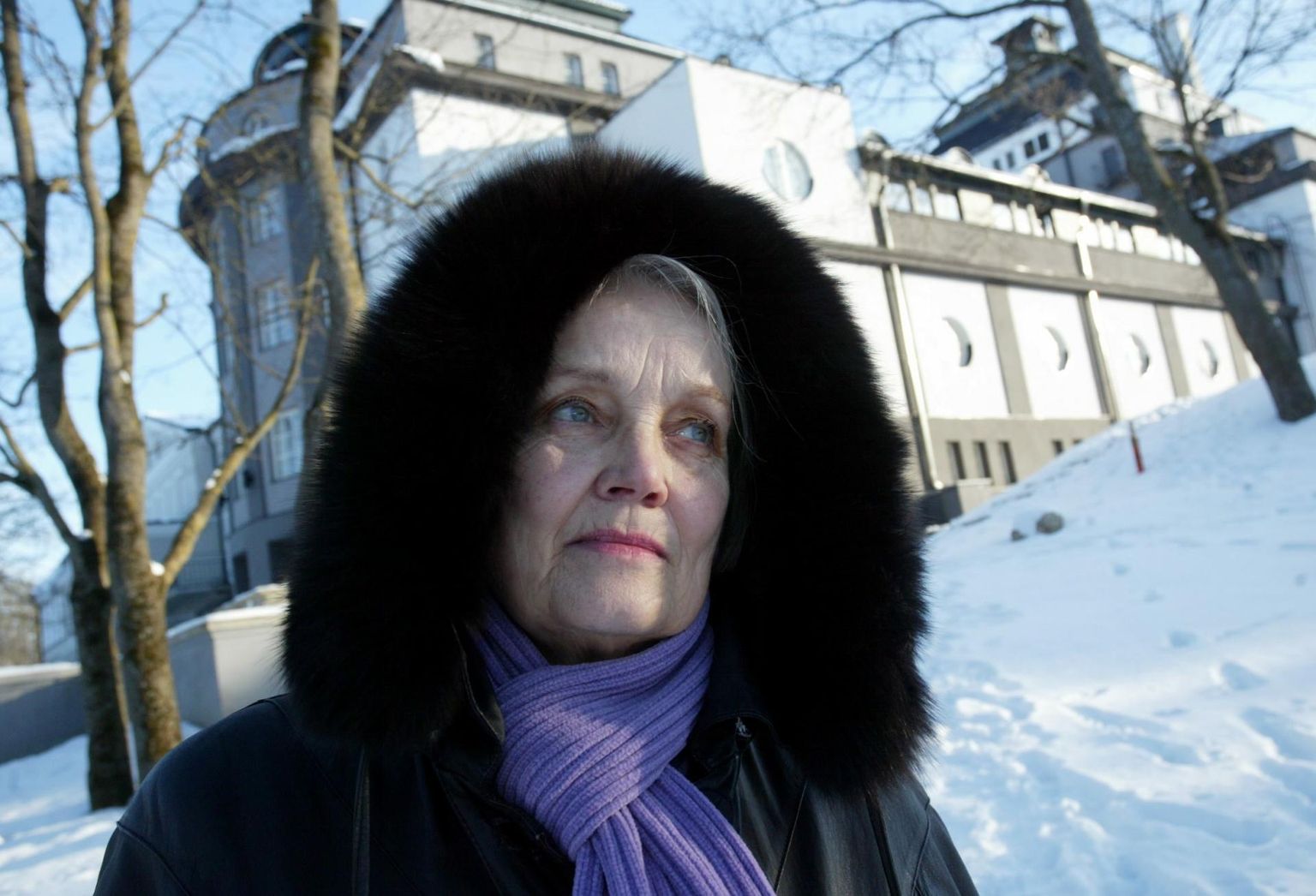 Rakvere teatri naisnäitlejate kolleegipreemia, kõrvarõngad, pälvis esimesena Viive Aamisepp. Foto on tehtud 2009. aastal, mil teenekas näitlejanna jäi pensionile.
