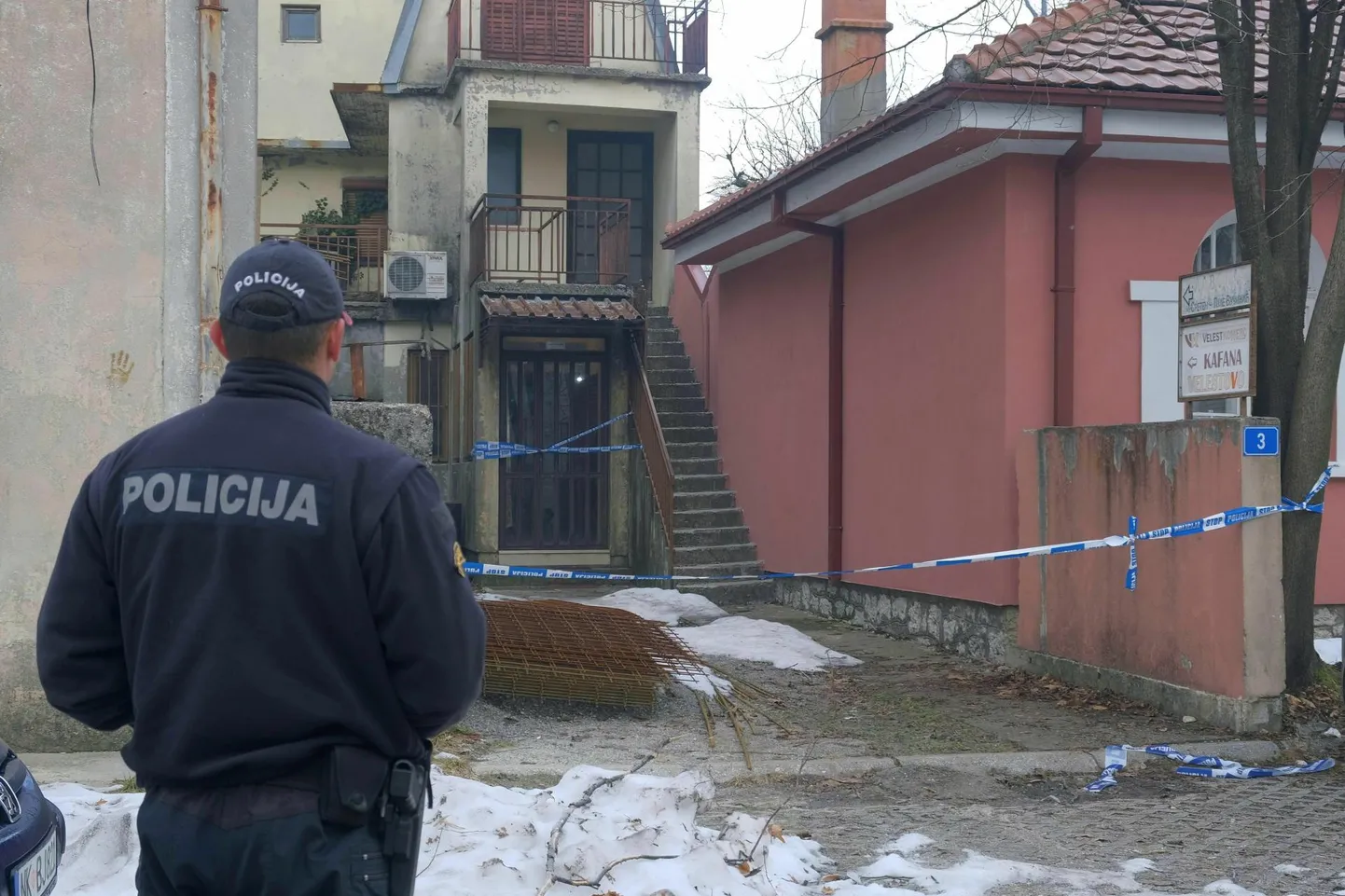 Politseinik Cetinjes baari juures, kus puhkenud tülist sai alguse tosin elu nõudnud tulistamine.