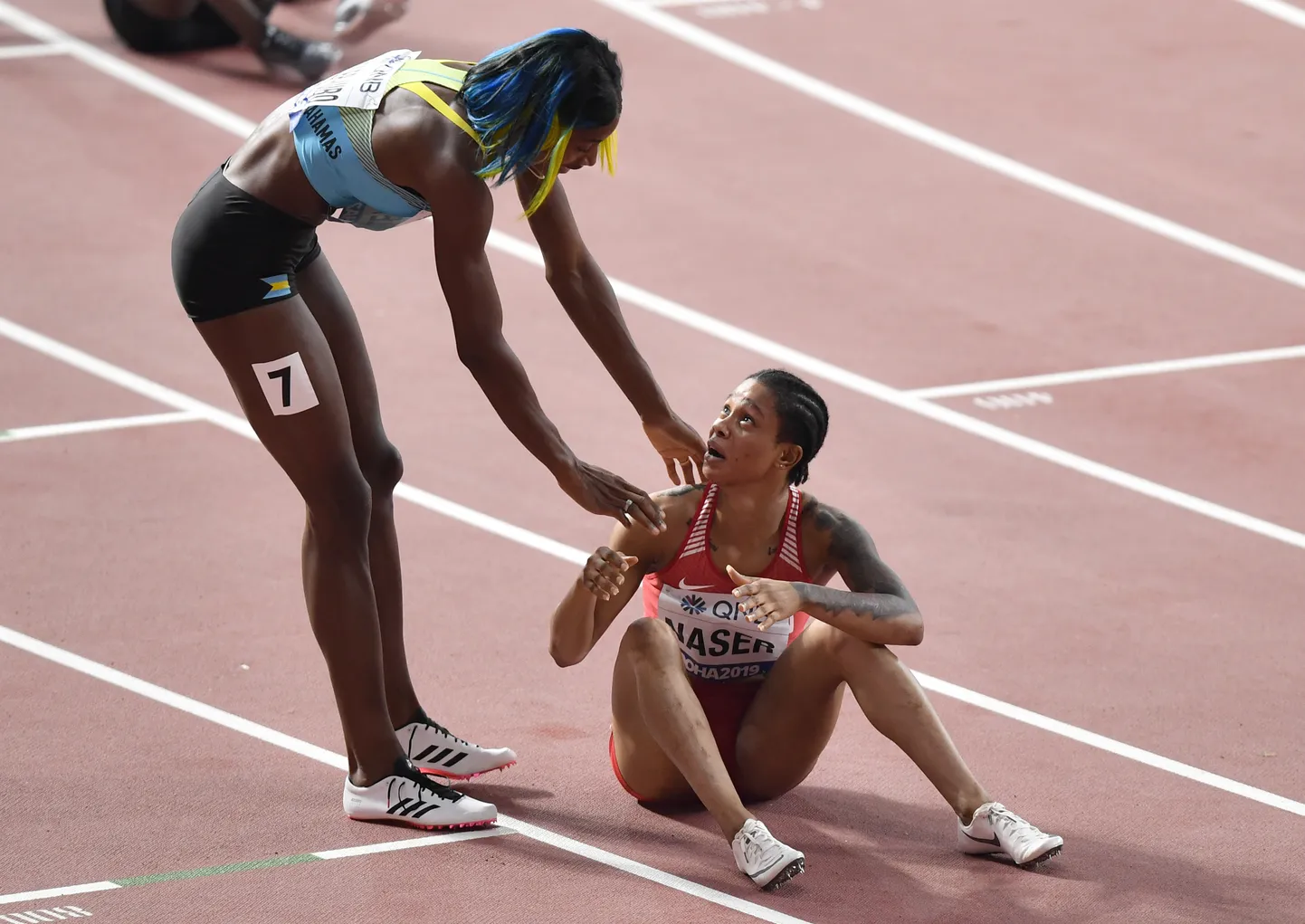 Doha MMi ilmselt kõige kõrgetasemelisemas duellis alistas Salwa Eid Naser (paremal) Shaunae Miller-Uibo.