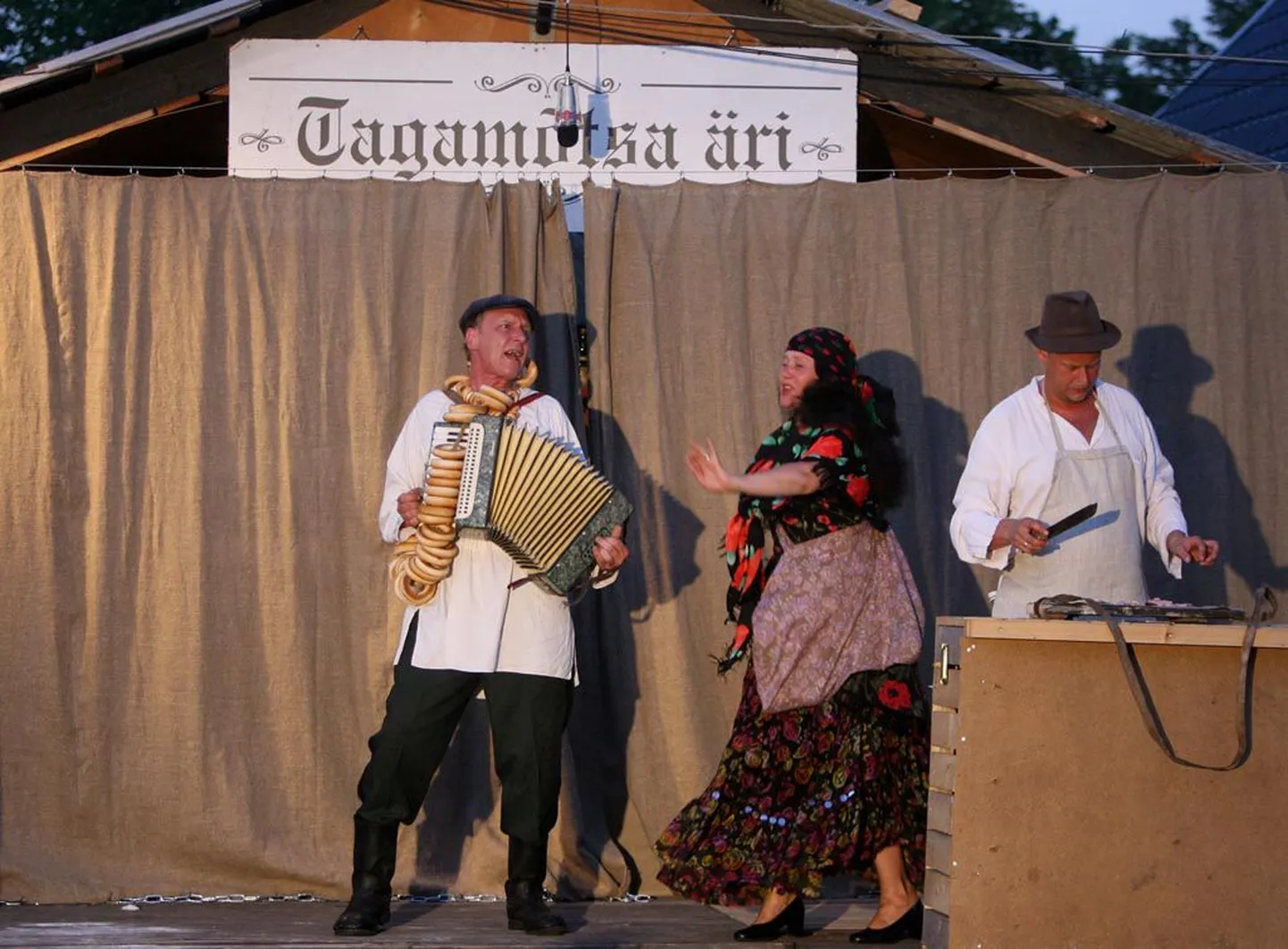 Hansahoovi suvelavastus "Puut/Laat". Pildil Egon Nuter, Merle Jääger ja Margus Jaanovits.