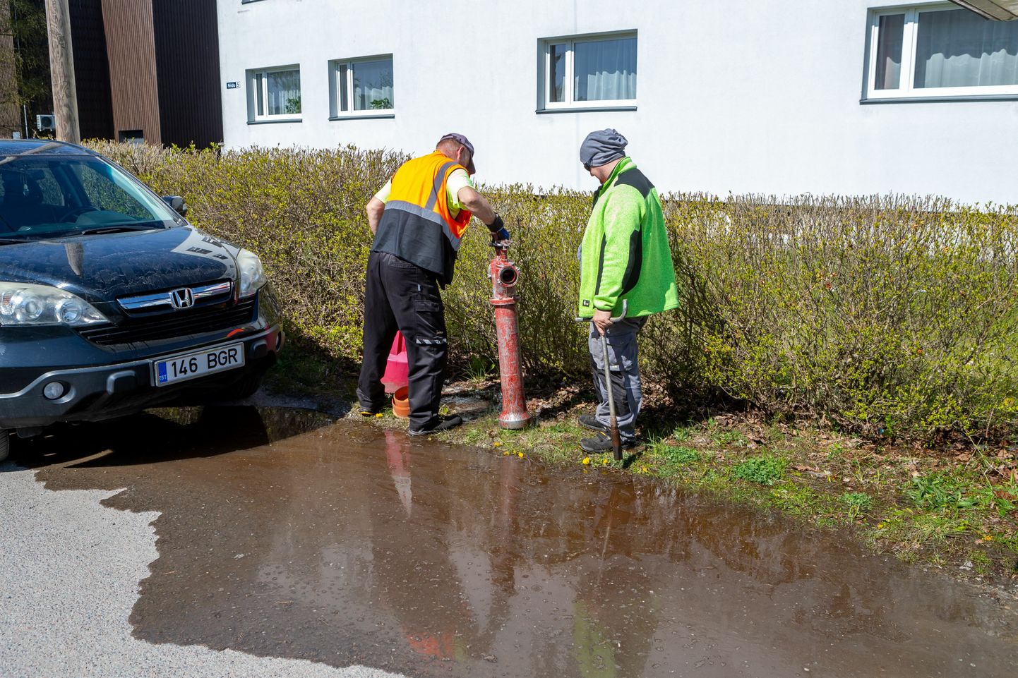 Kuressaare Veevärk lasi suvel torustiku uhtmiseks tohutul hulgal saastunud vett maha joosta, mis läks vallaettevõttele maksma mitusada tuhat eurot.