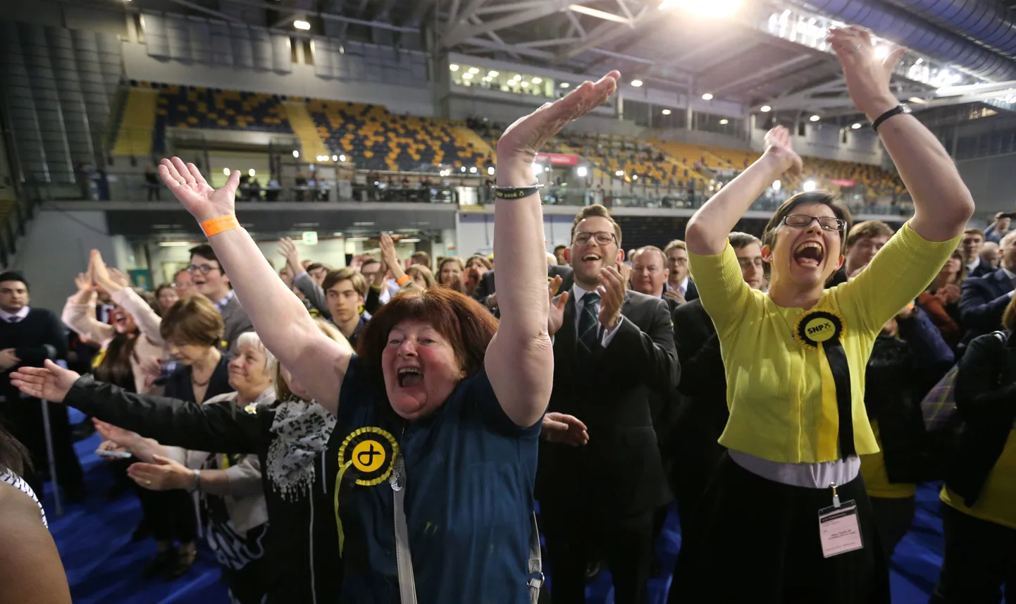Šoti Rahvuspartei toetajad võitu tähistamas