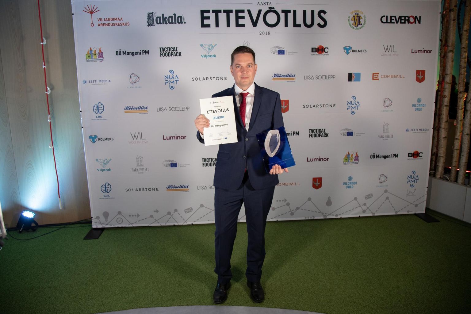 Mullu sai aasta ettevõtja tiitli Mangeni PM. Pildil ettevõtte esindaja Taavo Šefer.