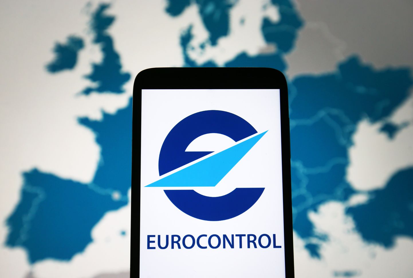Eurocontroli logo telefonis Euroopa kaardi taustal.