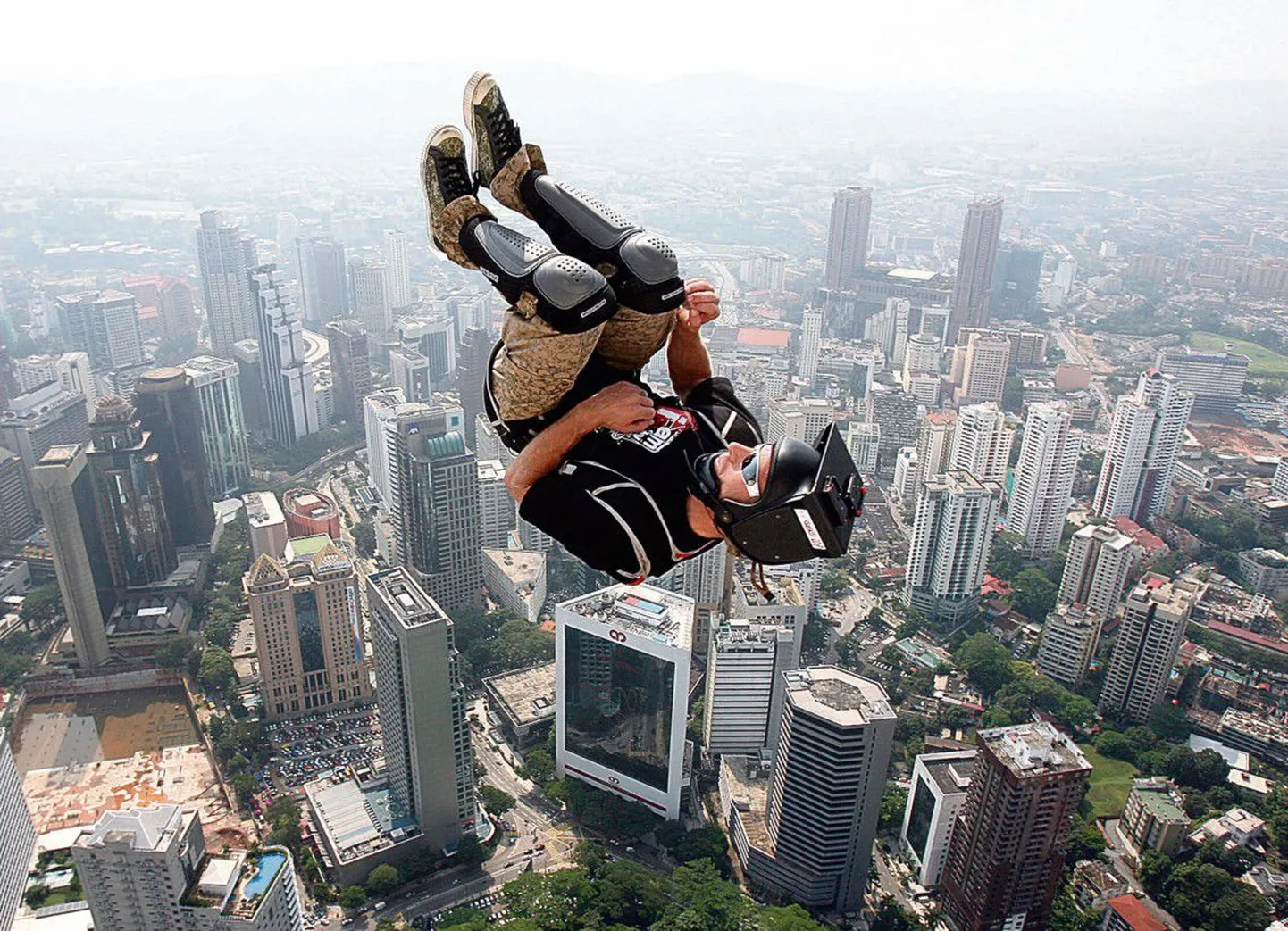 Salto Kuala Lumpuri kohal: hoonete katustelt ja sildadelt, mastide ja kaljude otsast alla hüppamine (BASE jumping) on eluohtlikemaid 
spordialasid.