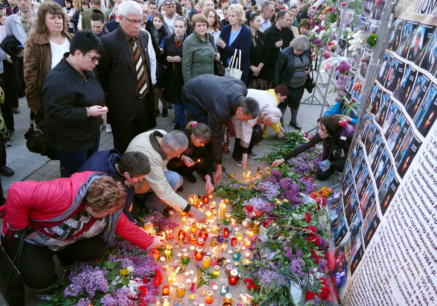 Траурное мероприятие в Донецке по жертвам резни 2 мая 2014 года в Одесском доме профсоюзов.