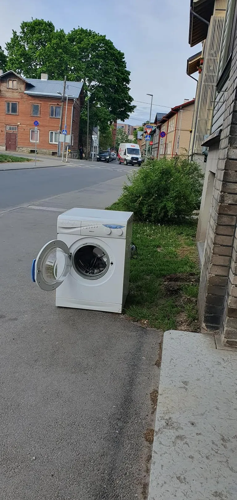 Стиральная машинка на улице Валгевазе в Таллинне