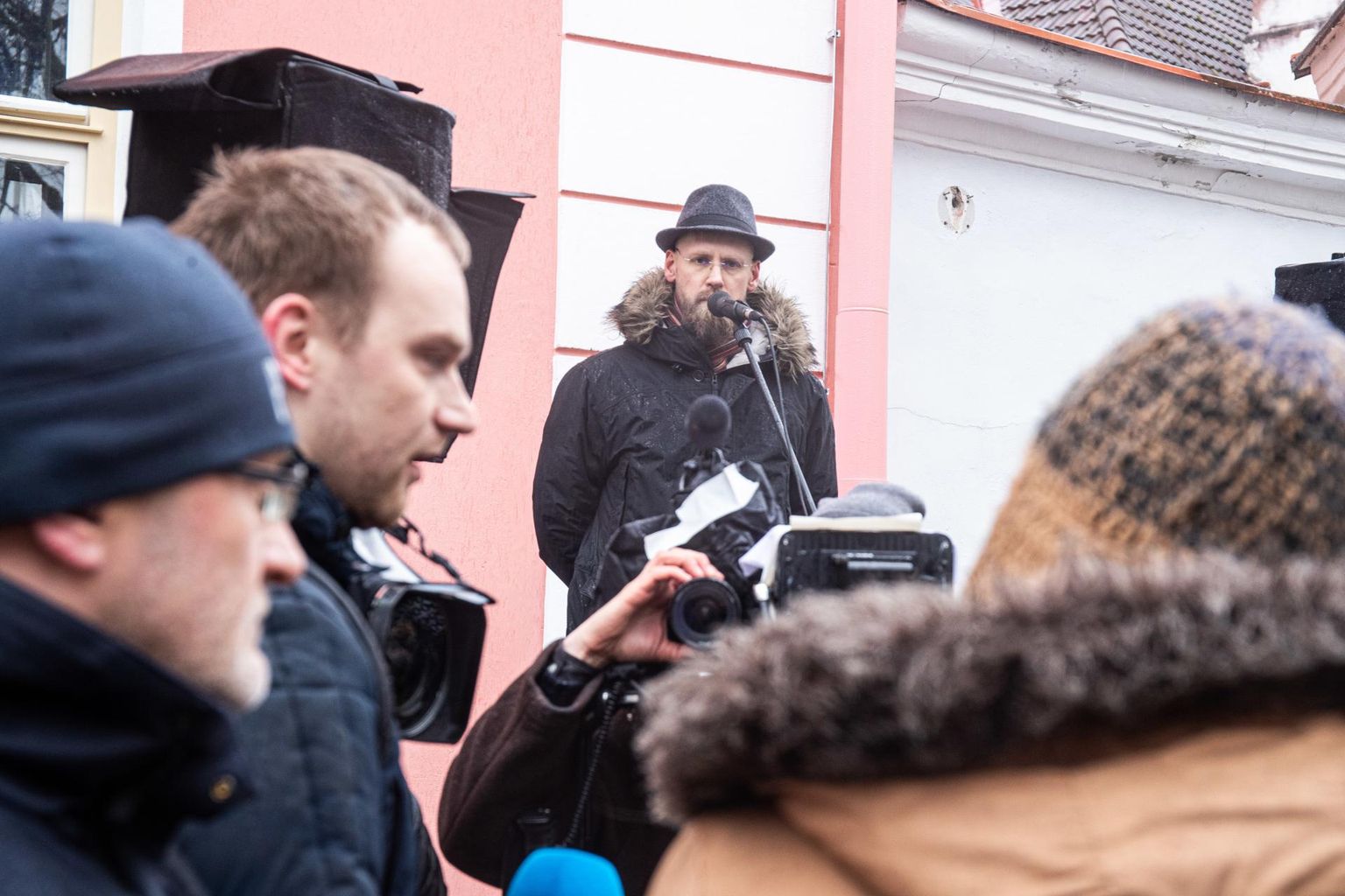 Valitsusvastane meeleavaldus Stenbocki maja ees. Vasakult teine ajakirjanik Sander Punamäe, kelle Varro Vooglaid (taamal kaabuga) minema saatis.