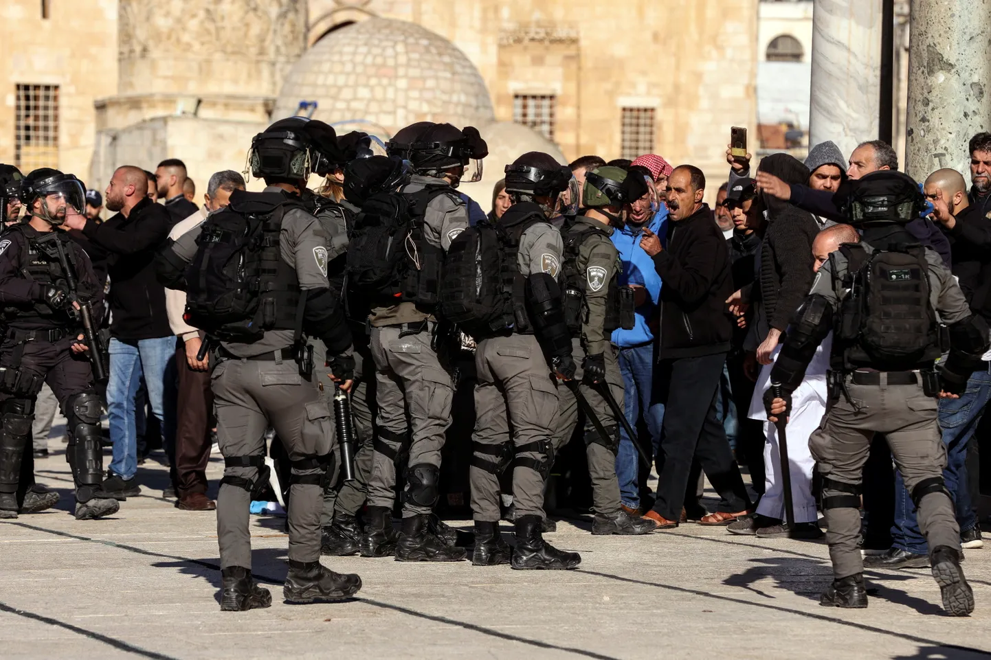 Iisraeli julgeolekujõud palestiinlastega vaidlemas.