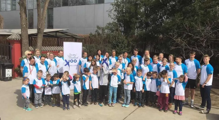 Pekingis asuvas Soome koolis istutati Tulevikupuu