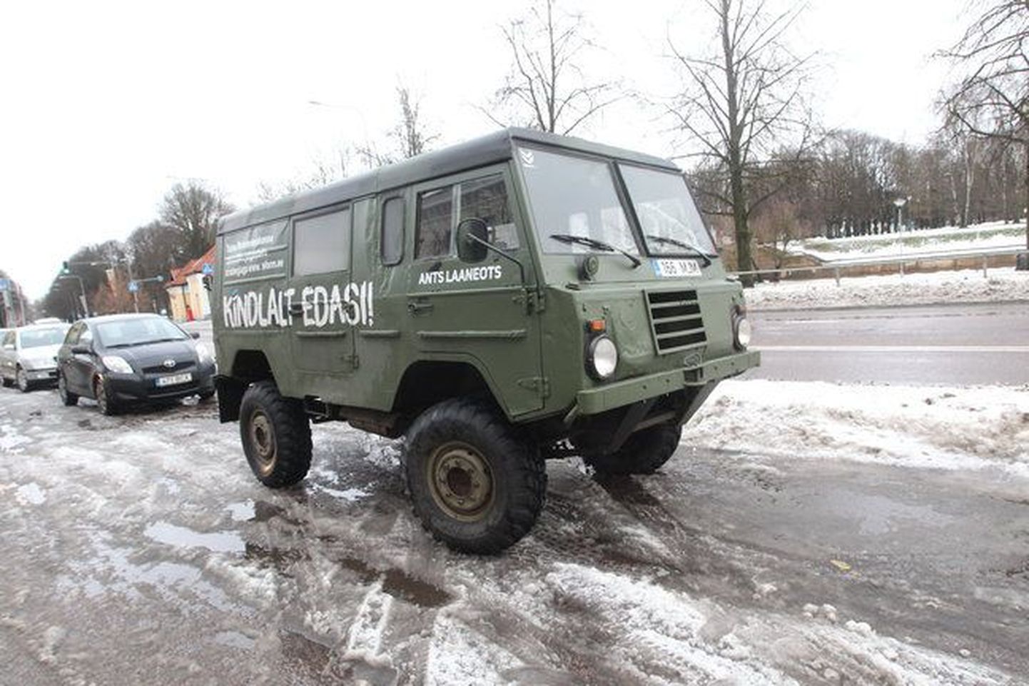 Военный автомобиль который реформисты используют в рамках предвыборной кампании.
