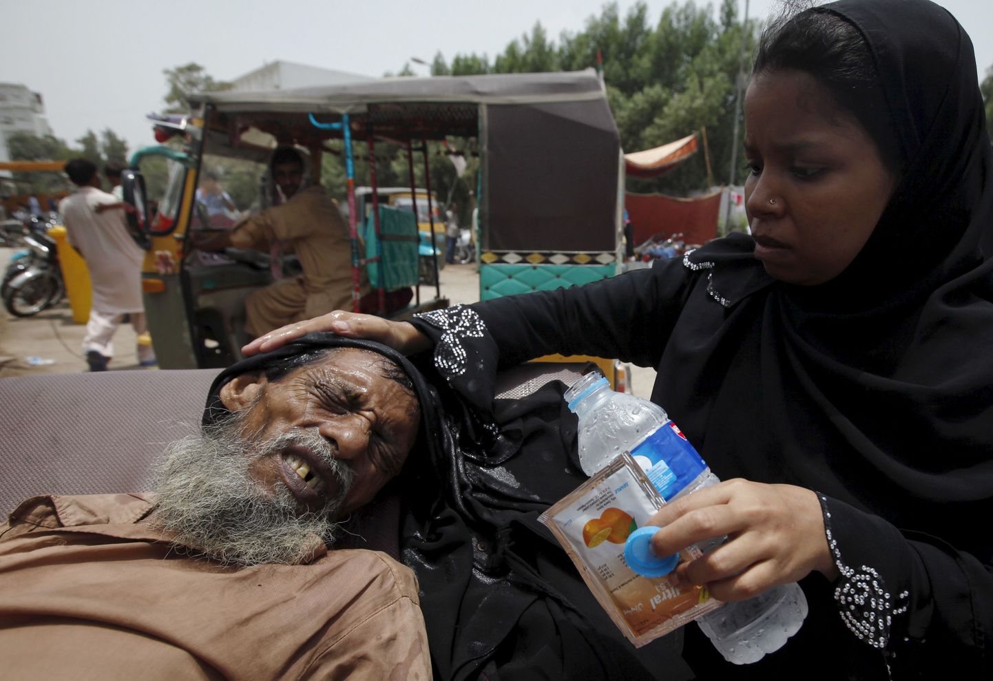 Из-за аномальной жары в Пакистане погибло более 1000 человек.