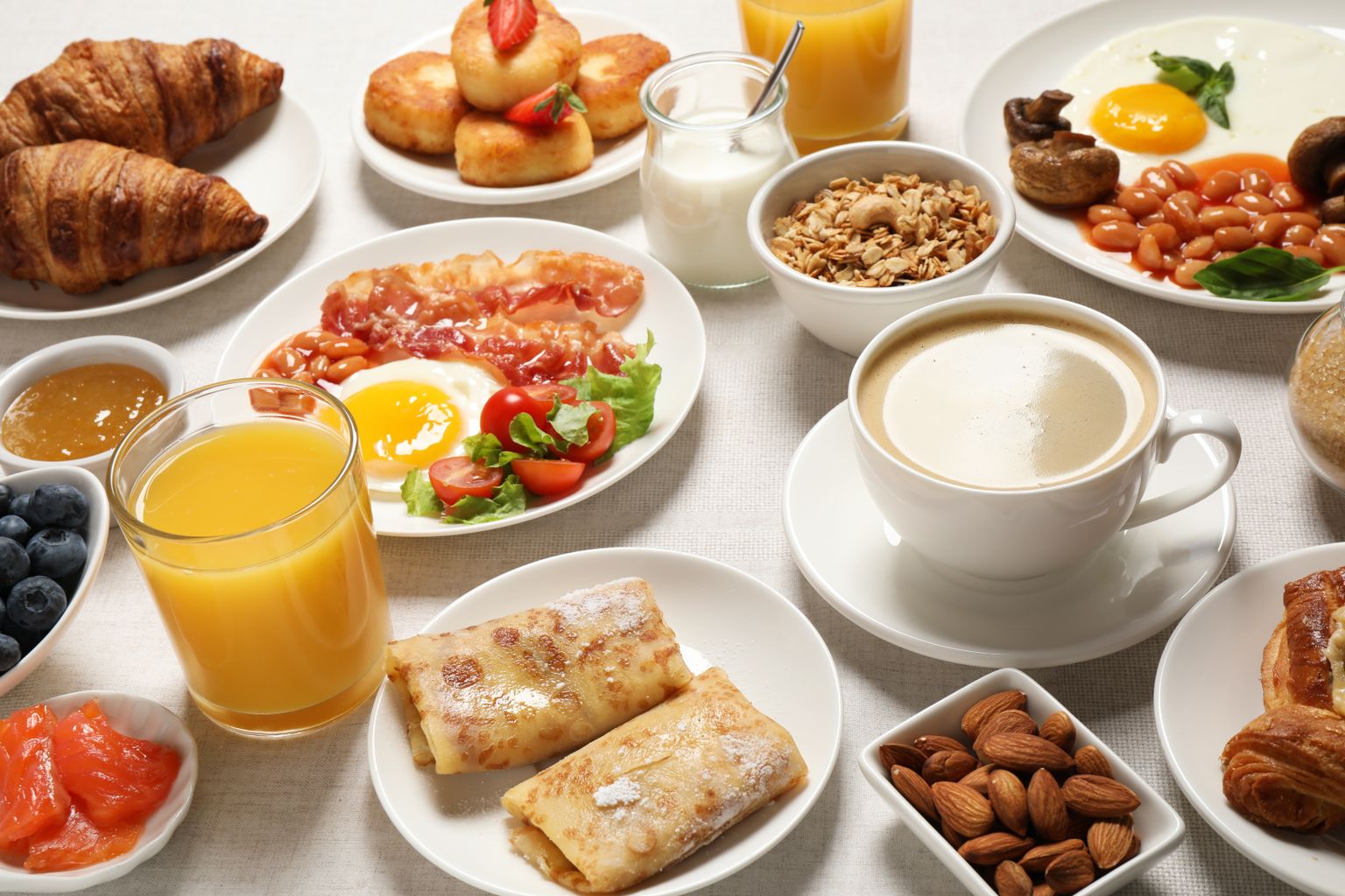 Breakfast service. Алкогольный завтрак. Breakfast spread. Breakfast in Dubai. Serve Breakfast.