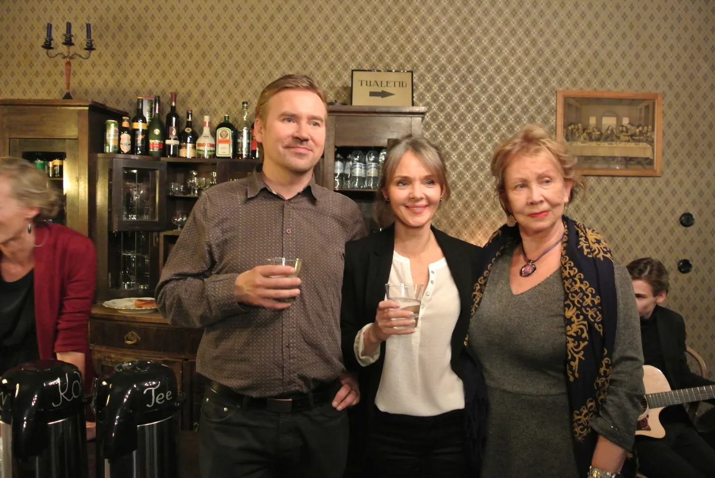 Romeo osatäitja Indrek Ojari (vasakult) ja Julia osatäitja Elina Reinold võtsid vastu lavastaja Ingo Normeti abikaasa Tiia Kriisa õnnitluse. Seejärel sättisid nad ennast pildistamiseks lähestikku.