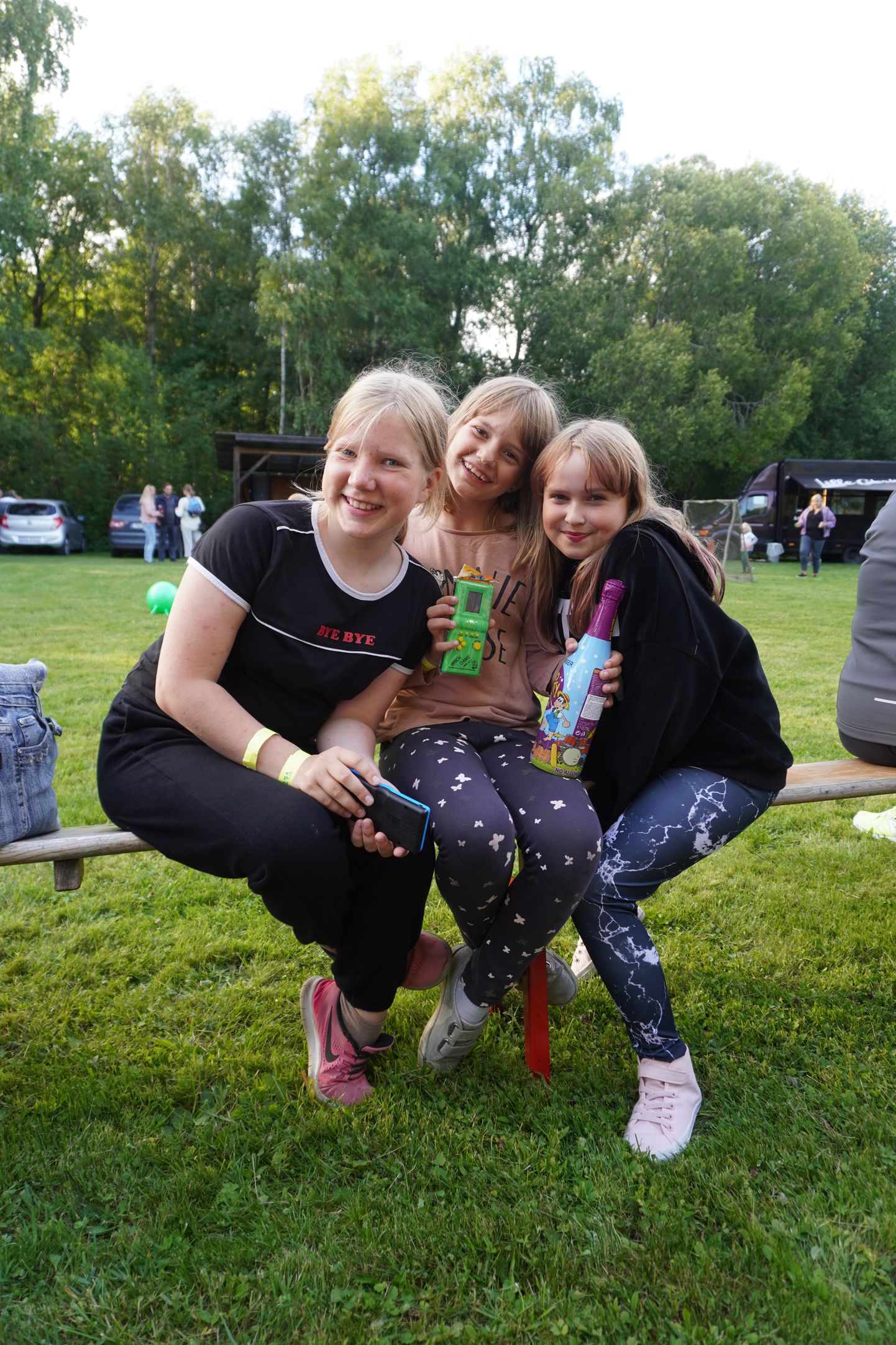SÕBRANNAD: Tallinlased Melissa, Marissa ja Gertel veedavad koolivaheaja Saaremaal. Hakjala külapidu neile meeldis.