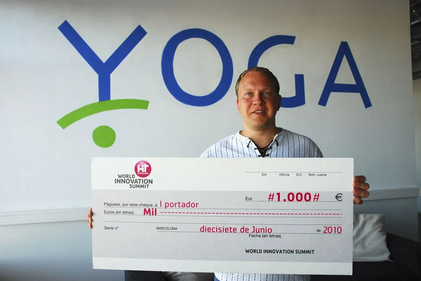 Yoga tegevjuht Priit Vimberg Barcelonas saadud auhinnatšekiga.