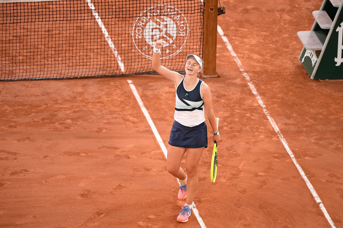 Barbora Krejcikova rõõmustamas finaali pääsemise üle.