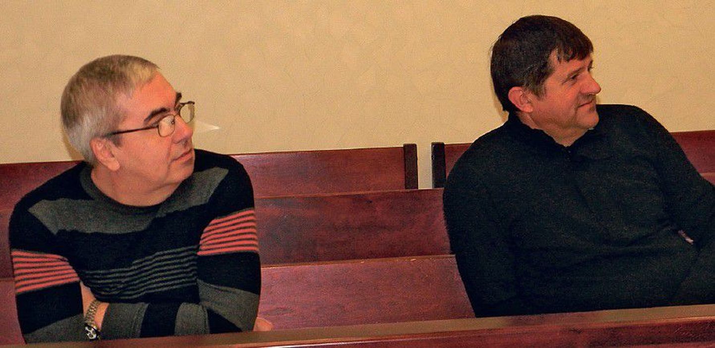 Бизнесмен Александр Арсентьев (слева) и депутат Нарвского горсобрания Федор Овсянников на скамье подсудимых.