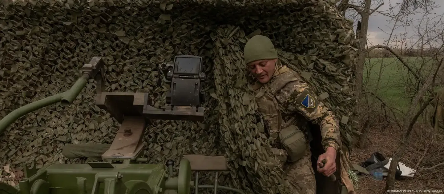 Боец 117-й бригады ВСУ за зенитным орудием в апреле 2024 года в Запорожской области Украины