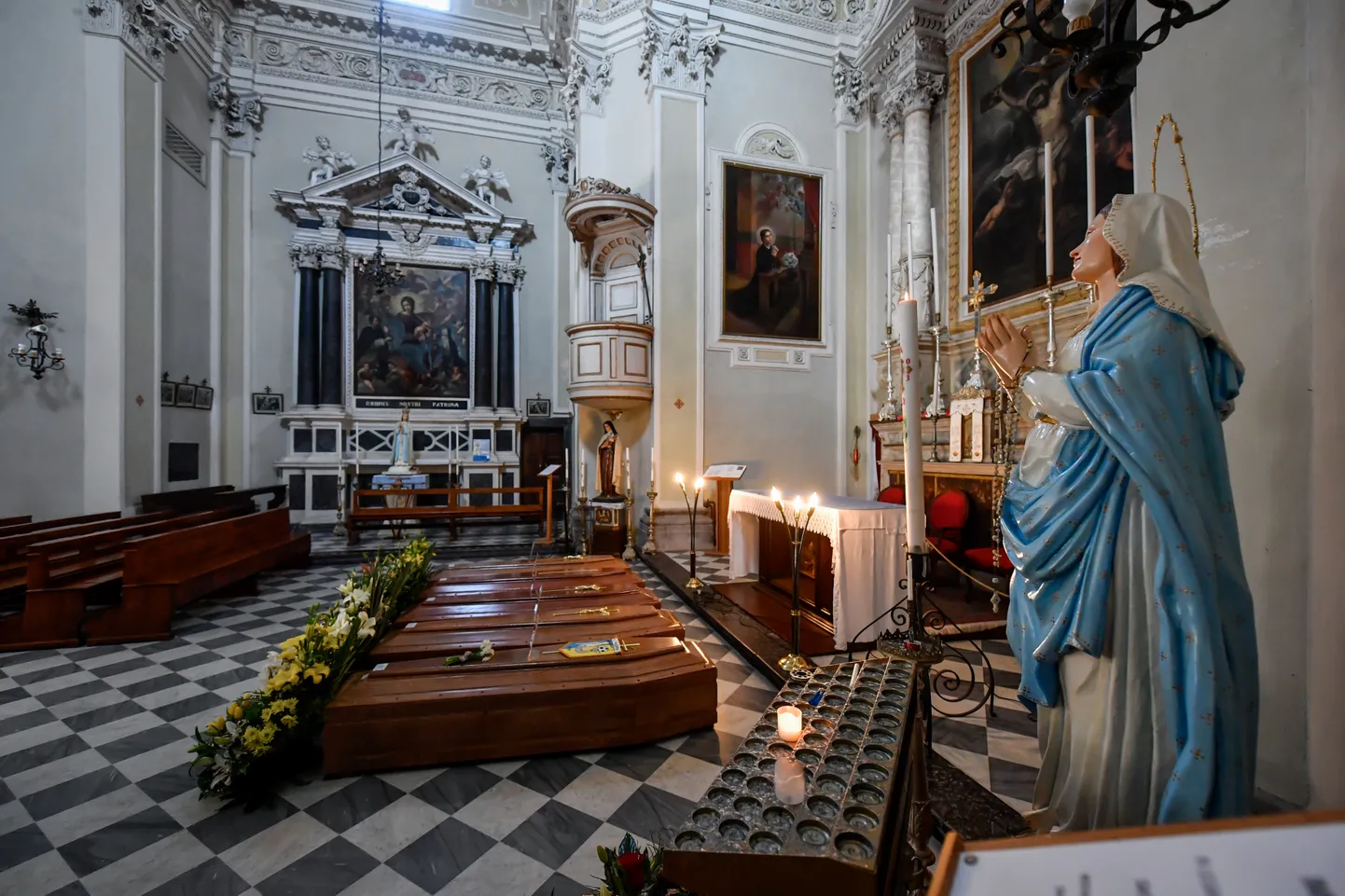 Koroonaohvrite sargad Itaalia kirikus.