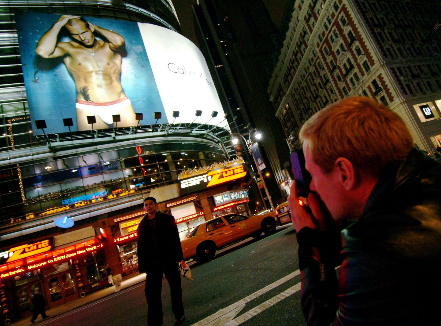 Fredrik Ljungbergi Calvin Kleini aluspesureklaam New Yorgis Times Square'il 2003. aastal.