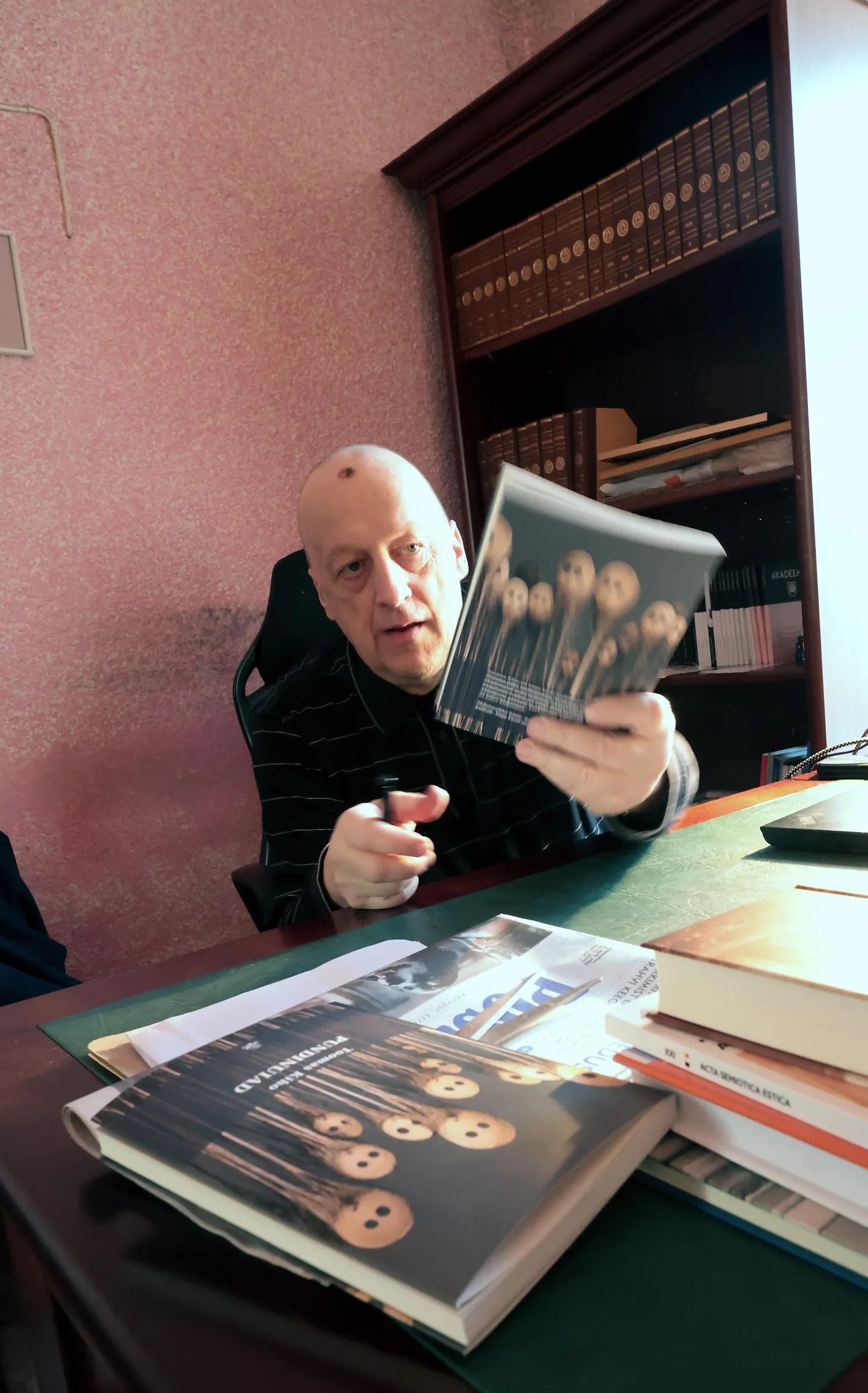 Akadeemia peatoimetaja, matemaatik Toomas Kiho sai valmis oma esimese luulekogu ja annab küsijale autogrammi.