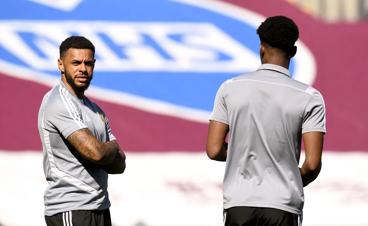 Andre Gray (vasakul)