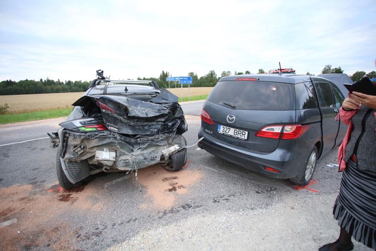 Ares põrkasid kokku raskeveok ja kaks sõiduautot. Õnnetuses sai viga kolm inimest.