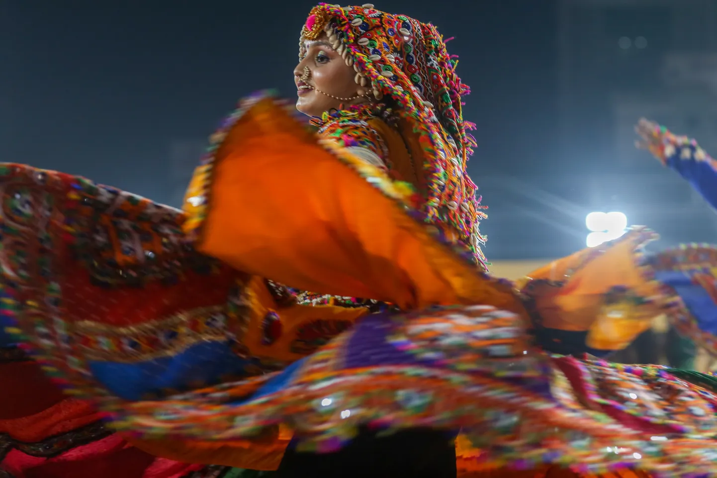Traditsioonilistes India rahvarõivastes noor naine tantsupeol Mumbais 16. oktoobril 2023.