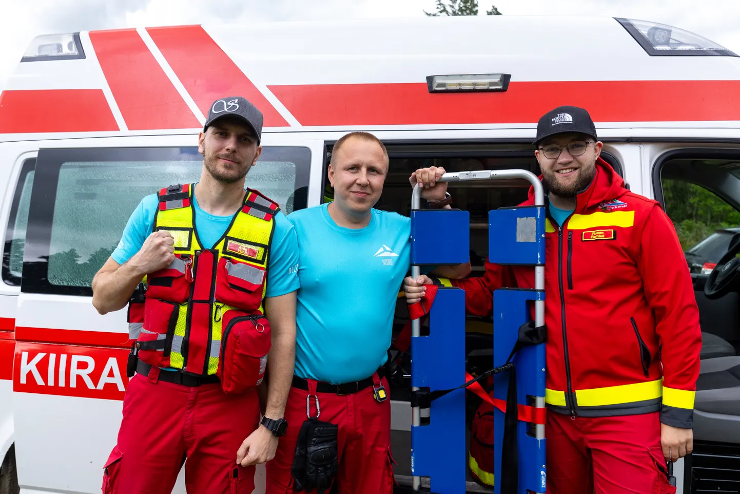 Tartu kiirabi meeskonna liikmed  Arne Vunk (vasakult), Siim Simre ja Ruben Rembel pidid võistluse võitmiseks lahendama kümme erialast ülesannet.