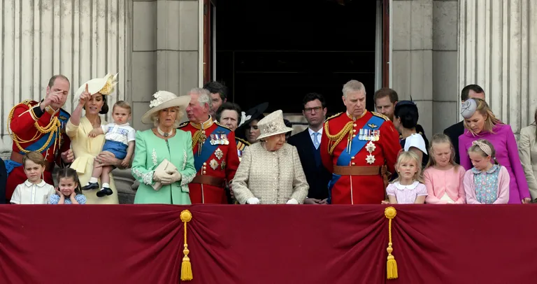 Briti kuninglik pere 8. juunil 2019 Elizabeth II sünnipäevapidustuste ajal Buckinghami palee rõdul. Harry ja Meghan on paremal