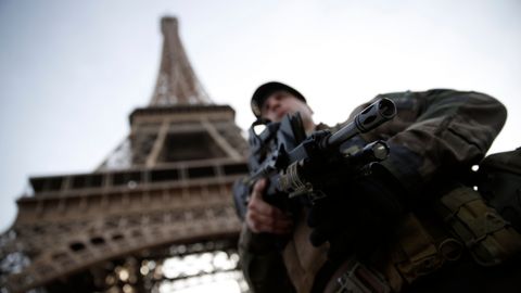 Prantsusmaa saadab sõdurid laupäeval riigiasutusi turvama
