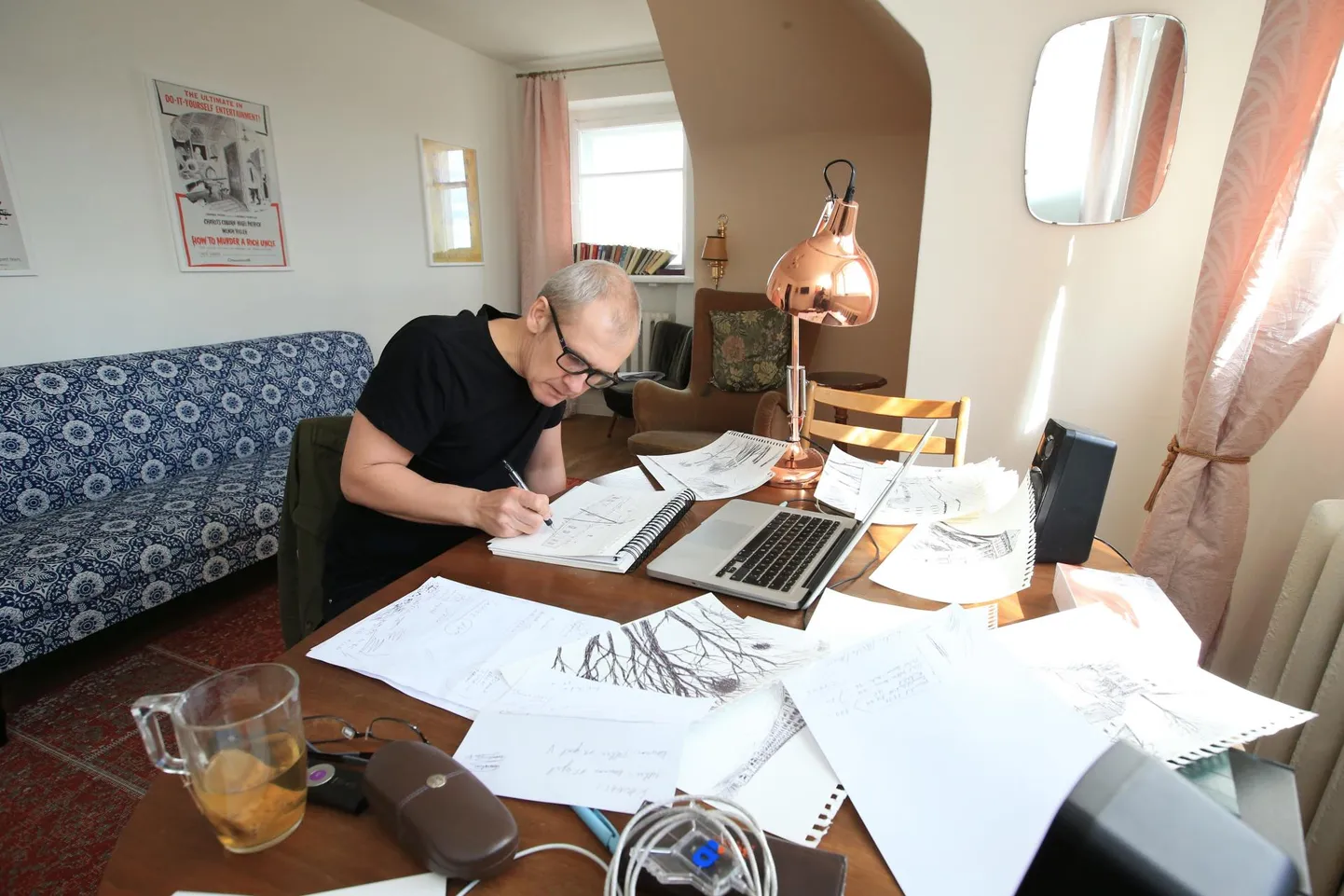 Marko Mäetamme (53) töölaual on joonistused ja arvutis mälestuskillud, mis kõik tulevad kavakohaselt ühe kuu ja ühe nädala pärast avalikkuse ette raamatuna.