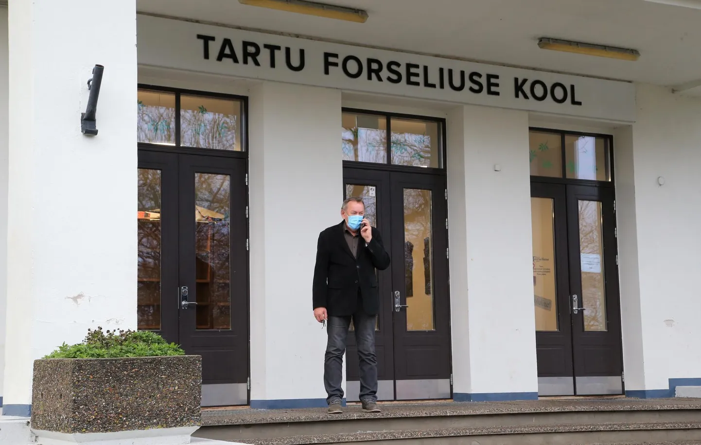 Forseliuse kooli direktor Jüri Sasi on enim mures koolimeedikute pärast, sest kogu nende aja võtab praegu koroonatestide tegemine. Aga ka kukkumistest tingitud tervisemured ja muud haigused pole koolidest kuhugi kadunud.