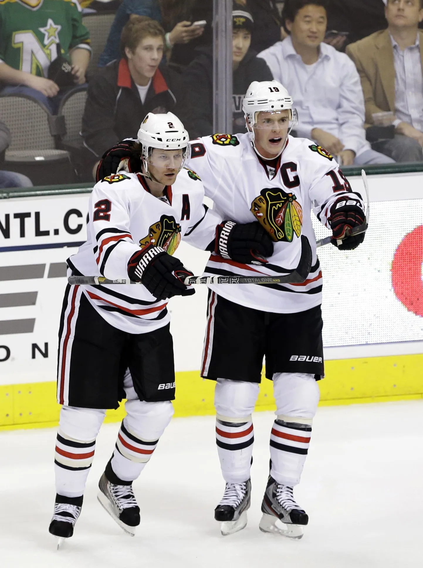Chicago Blackhawks mängijad Duncan Keith (2) ja Jonathan Toews (19)