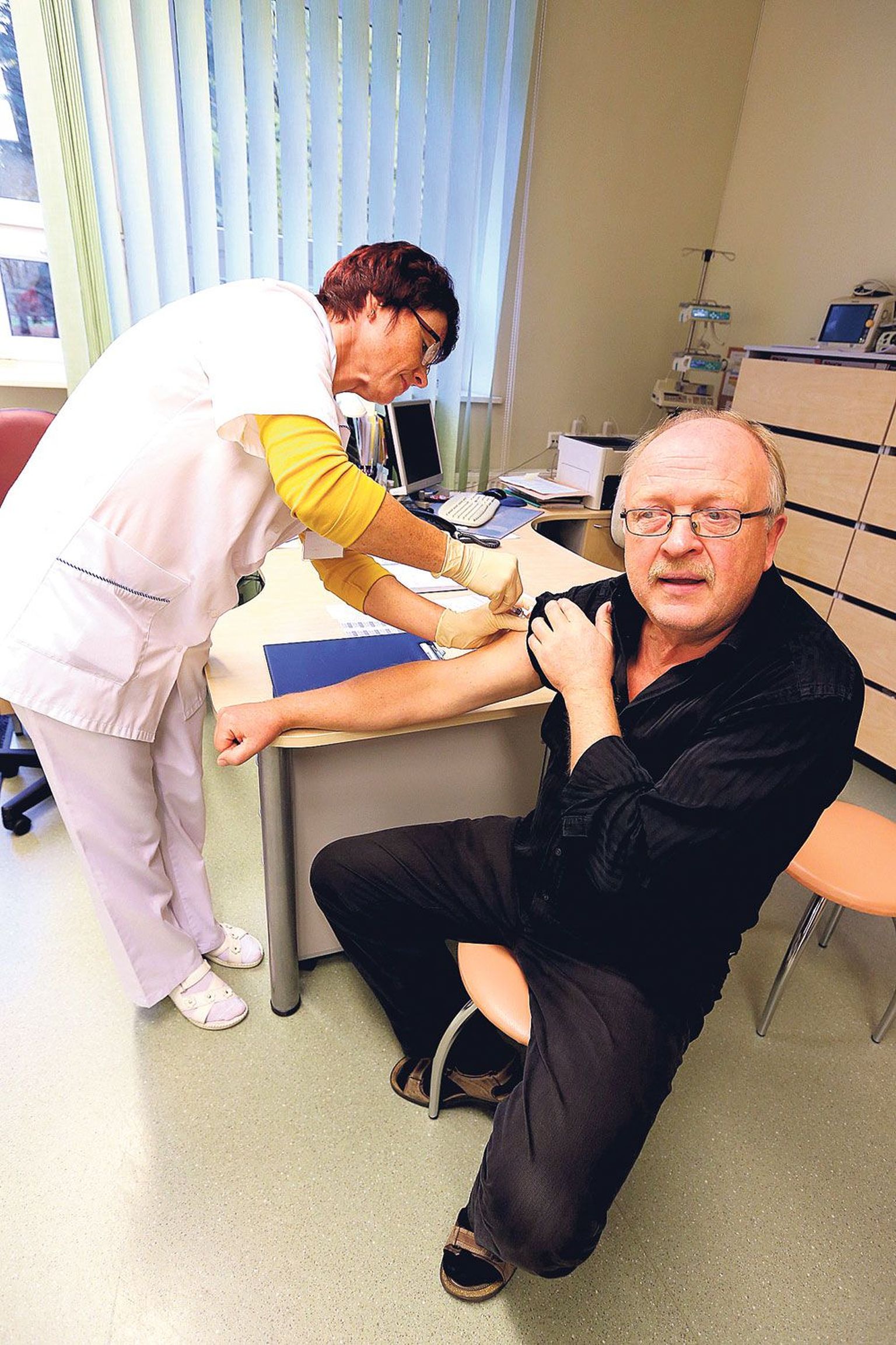 Matti Maimets palub vanemõde Marju Veedlal end gripi vastu vaktsineerida. Maimets märgib, et kliinikumi töötajaist on tänavu vaktsineeritud rohkem kui kunagi varem – 1200 inimest.